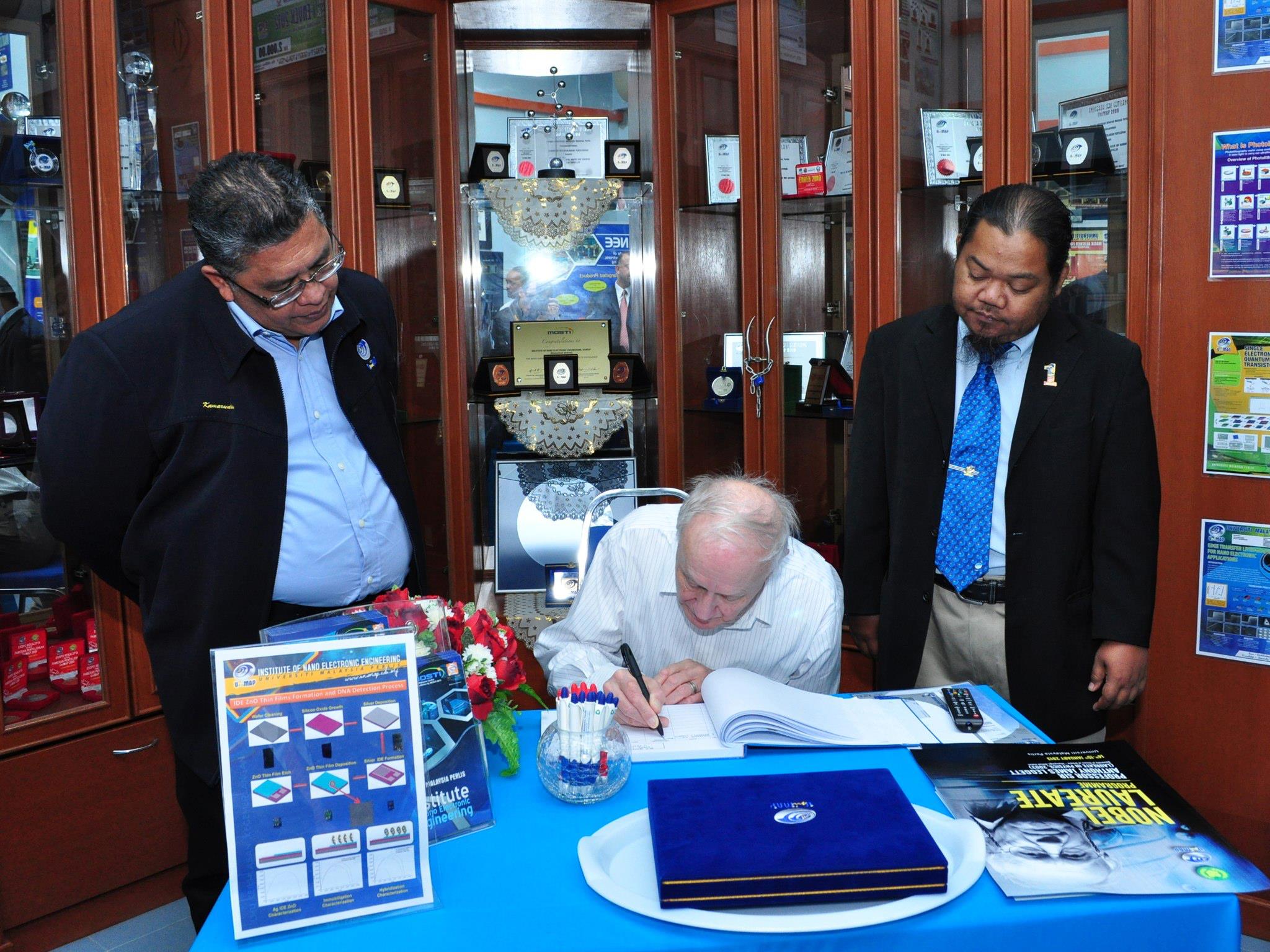 Prof. Sir Anthony J. Leggett signing the INEE guestbook.